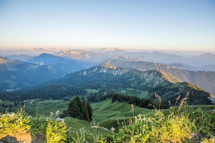 Traumurlaub in den Bergen: Vogelperspektive auf ein wunderschönes Bergpanorama